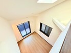 ロフトから見下ろす、２面採光で陽当たり抜群！