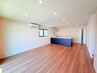 質感豊かなアクセントウォールとやわらかな照明を効果的に配置。デザイン性と心地よさを両立する、洗練の内装。