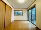 【居室６帖】２面採光で陽当たり抜群！収納も豊富です。