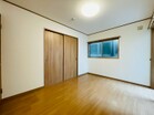 【居室６帖】２面採光で陽当たり抜群！収納も豊富です。