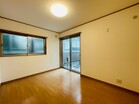 【居室６帖】２面採光で陽当たり抜群！収納も豊富です。