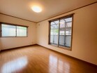 【居室７．５帖】光と風が通り抜ける、２面採光の明るい居室空間。