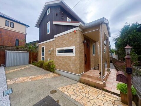 閑静な住宅街。緑と光が交差するデザイナーズ邸宅。　