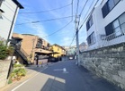 北側公道５.５ｍ　南面も抜けた、開放感ある立地です。