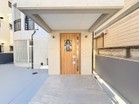 RCの堅牢さと、温かみある木目が調和。個性を象徴するエントランス。