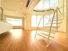 吹抜がもたらす贅沢な明るさ。縦に広がる大空間が、住まう人の感性を刺激します。