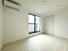【寝室5.5帖】大きな窓からお日さまがたっぷり差し込みます♪日中は自然光だけで過ごせそうです。