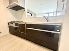家族の会話が弾む対面キッチン。光と風を感じる広々リビングが、日常を特別なものに。