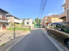 北東公道、幅員４ｍ確保。視界が抜けており、お車の出し入れも快適です。