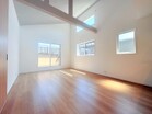 高天井が叶える圧倒的な開放感。機能美と木の温もりが調和する洗練のリビング空間。