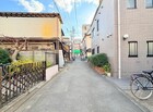 近隣に駅・複数スーパー・小学校・保育施設が揃います。