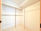 ７帖居室はWIC付き。オン・オフから季節ものの仕分けまで、見やすくすっきり。毎朝のスタイリングもさっと決まります。