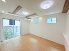 【２号棟】豊かな採光が注ぎ込み、明るくリビングを照らしてくれます