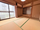 畳の心地よさを感じながら、くつろぎの時間を過ごせる和室。