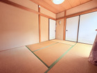 畳の心地よさを感じながら、くつろぎの時間を過ごせる和室。