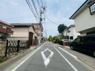 閑静な住宅街に佇む、前面道路６．４ｍで車の出入りも楽々♪
