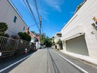 前面道路６ｍで駐車も楽々。