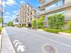 徒歩５分圏内にスーパー・小学校ございます。住環境良好な立地です。
