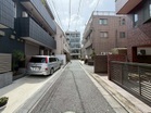 前面道路は交通量が少なく安心です。