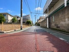 現地をご覧頂くことで、隣接した環境をしっかりとご確認頂けます。※画像は現況の建物をCG加工で消去したイメージです。現況には建物があり、解体更地渡しとなります。