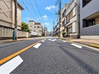 前面道路は11mで広々!周辺環境も充実しています。