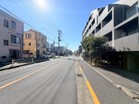 閑静な住宅街に佇む、前面道路１０ｍで車の出入りも楽々♪