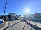 京王線の特急停車駅「明大前」はほどよい距離感。用事を済ませながらのぶらり歩きも楽しみな季節ですね。