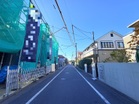 現地１０分圏に最寄り駅・小中学校・スーパー・公園が揃い、子育て環境も良好です。