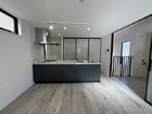 お部屋全体を見渡す事のできる対面キッチン。キッチンに立つ人が、リビングの全員とコミュニケーションがとれ、会話をしながら楽しくお料理ができます♪どんどんお料理が好きになりそうですね！