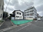陽光が差し込む、明るく開放的な角地。