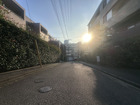 陽だまりと心地よい風が通る、穏やかな街並み。