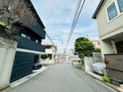 駅前の賑わいを抜けてわずか５分。杉並らしい穏やかな住宅地が広がります。