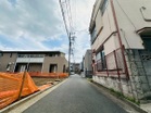 前面道路は幅員４ｍ確保。見通しもよく、お車の出し入れも快適です。