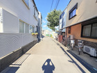 第一種低層住居専用地域に位置する閑静な住宅地。