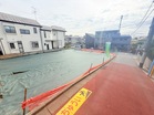 道路と段差がないため、車高の低い車でもスムーズに入出庫が可能。