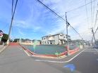 周囲に高い建物のないエリア。空が大きく感じられます。