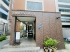 エントランスはシンプルながらも格調高い雰囲気