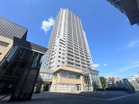 敷地内にはスーパーやドラッグストア、多彩なショップが揃い、駅からのアプローチもスムーズ。都市型居住の完成形がここにあります。