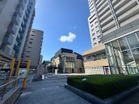 美しく整備されたパティオが、都会の賑わいから一歩離れた開放感を演出します。