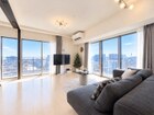 南側バルコニーから豊かな採光が注ぎ込み、明るくリビングを照らしてくれます。