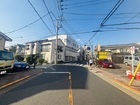 周辺は閑静な住宅街です