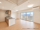 【新規リノベ進行中】南面にワイドバルコニーが広がり、日差しと風を感じる居心地のよいリビング空間。