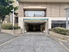 雨の日も濡れずに玄関へ。駐車場完備しております（空きはお問い合わせください）。