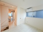シンプルですっきりとした室内は飽きのこない居心地の良い雰囲気