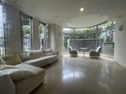 光と影のコントラストが計算された、美しい佇まい。