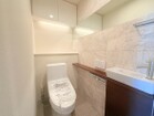 手洗い場がある綺麗なトイレです。