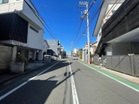 前面道路は７．８ｍ。お車でのアクセスも楽々♪