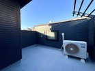 洗濯機置き場から階段を上がると、水場付きのルーフバルコニー。こだわりの配置が創る機能美。