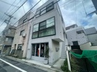 ガラスファサードが美しいモダンな邸宅