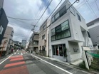 周辺は店舗と住宅が立ち並ぶ地域